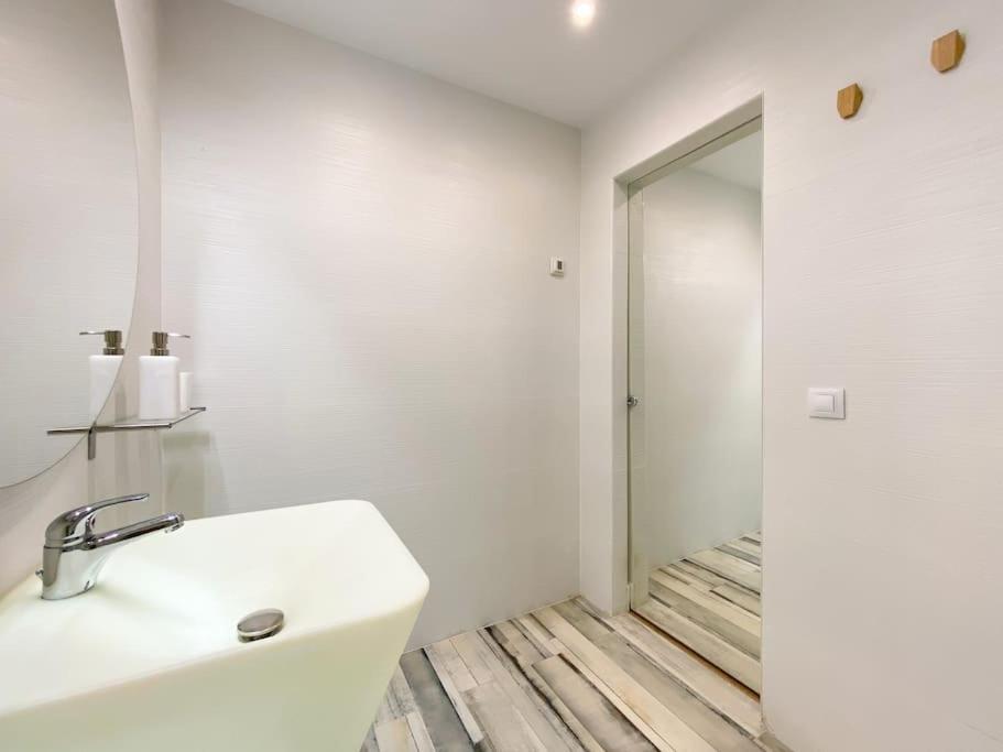 New Lavapies Spacious Flat, 2 Bedrooms And 2 Balconies Madrid Exterior photo